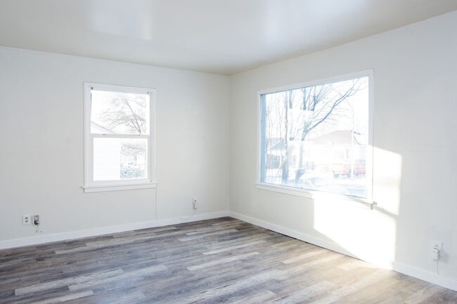 Building Photo - 1290 E 520 S St