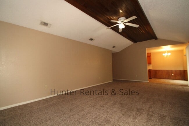 Building Photo - Country Trails Three Bedroom
