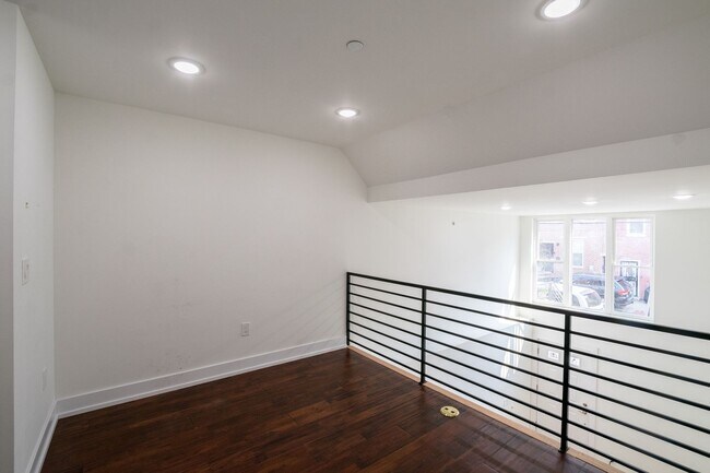 Building Photo - 1220 LeCount St