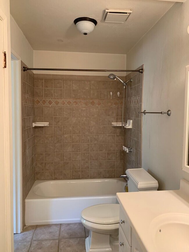 Building Photo - Adorable 3 Bed 1.5 Bath Covell Commons Condo ( fall Rental )