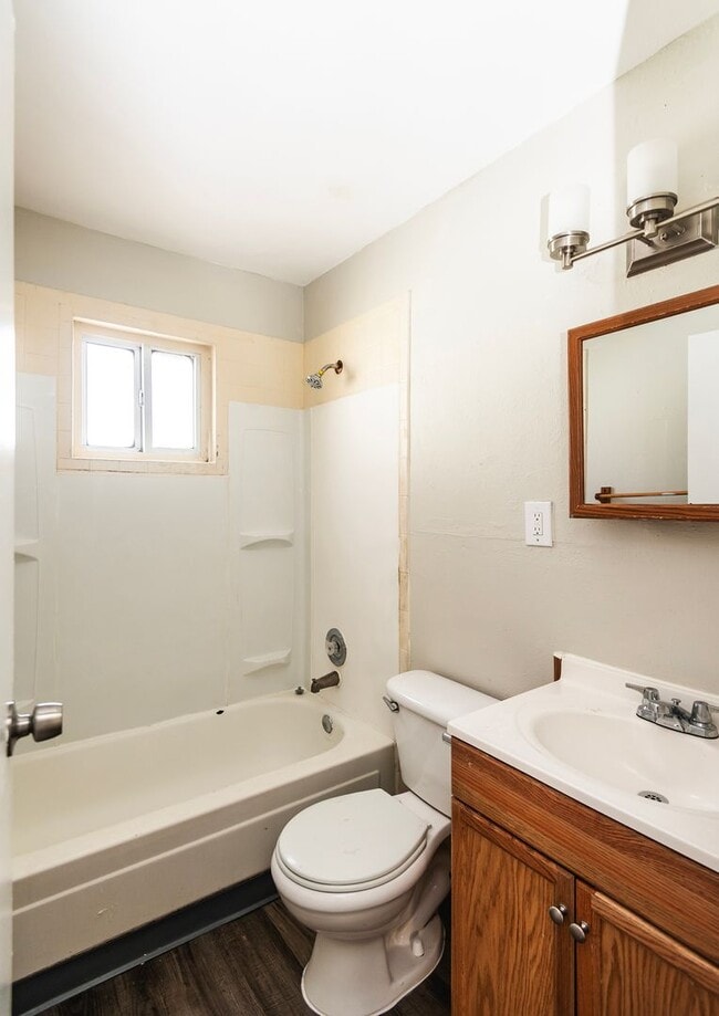 Building Photo - Lovely 3 Bedroom 1 Bathroom Home