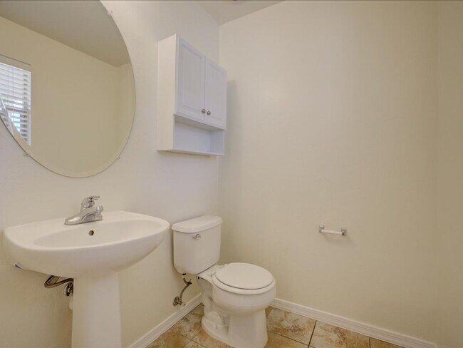 Building Photo - 3 Bedroom 2.5 Bathroom