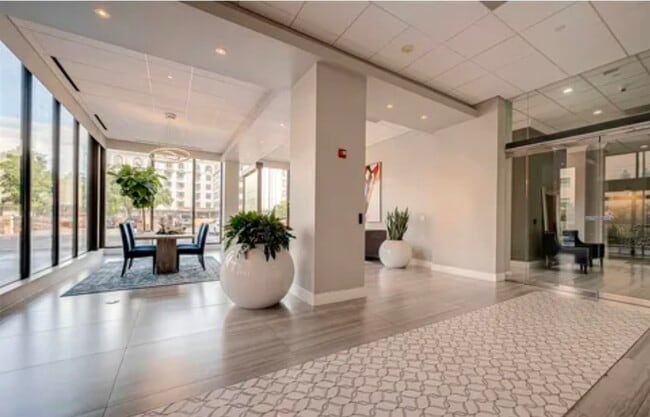 Building Photo - 5150 Hidalgo St