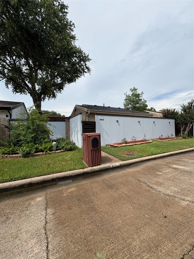 Building Photo - 1012 Fleetwood Pl Dr