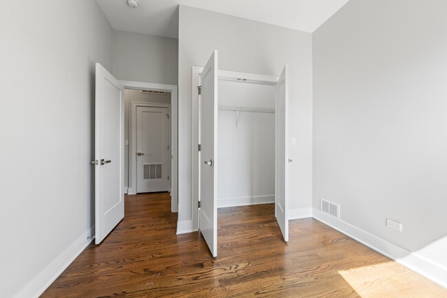 Building Photo - 1472 W Summerdale Ave