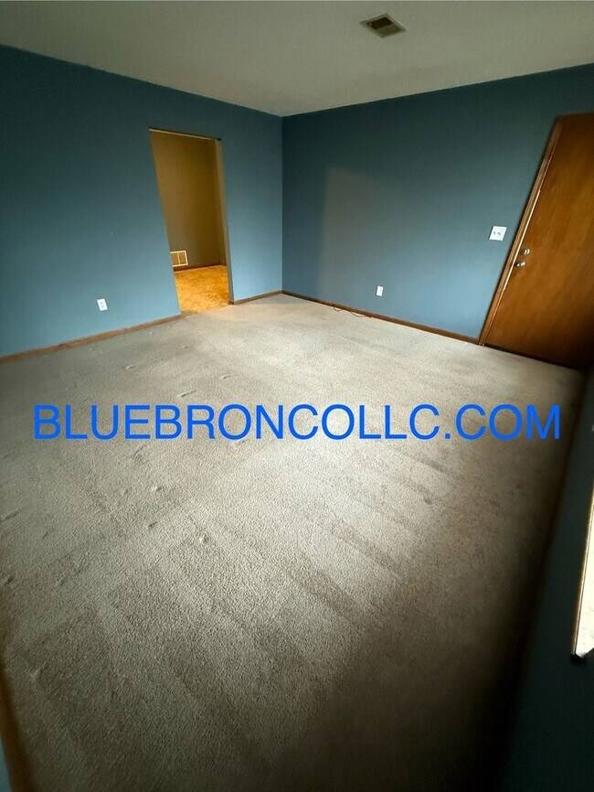 Building Photo - Spacious 1-Bedroom Apartment in Blue Sprin...