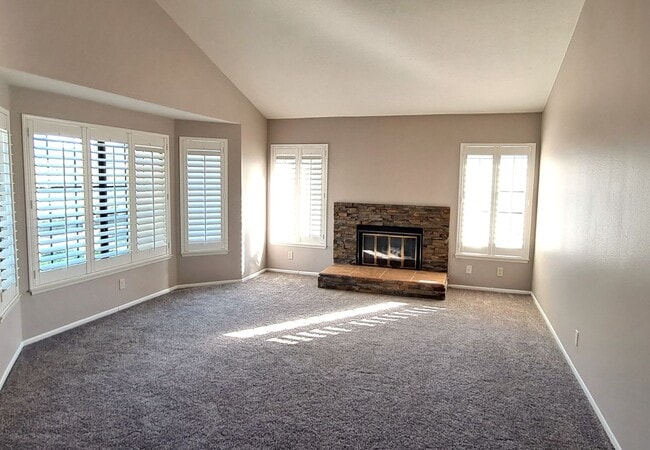 Building Photo - Beautiful 2 Bedroom, 2 Bath Single Story Home