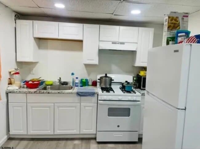 Building Photo - 20 S Bellevue Ave