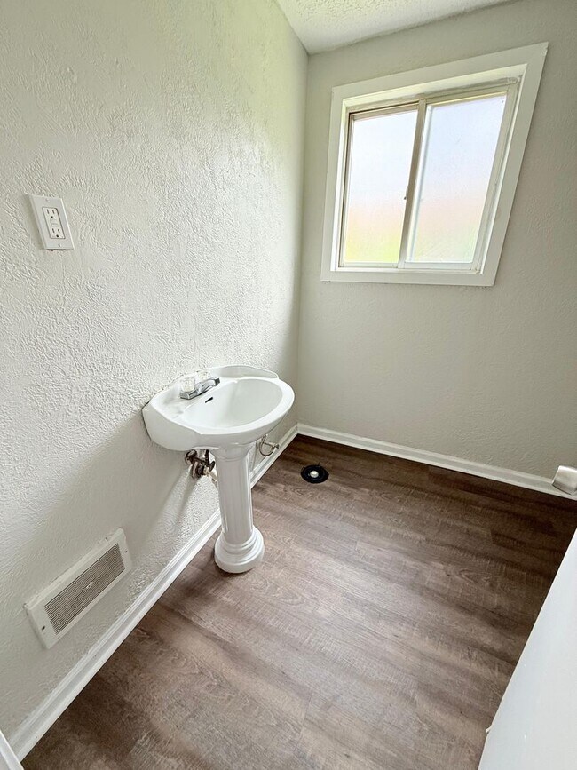 Building Photo - Spacious 3BD/1BA Single Family Home in Penn Hills