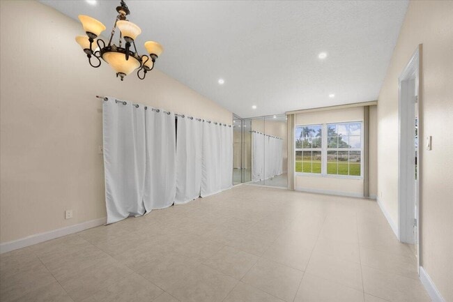 Building Photo - 5540 Lakewood Cir S