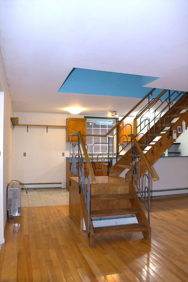 Building Photo - "Charming 2-Bed Retreat with Hardwood Elegance in Scenic Marshall, NC"