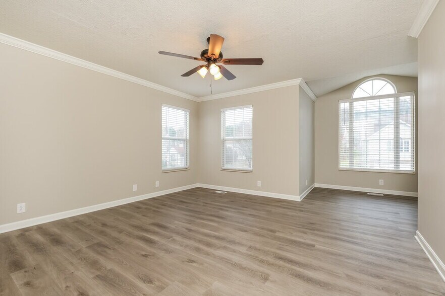 Building Photo - 3102 Creekview Ln