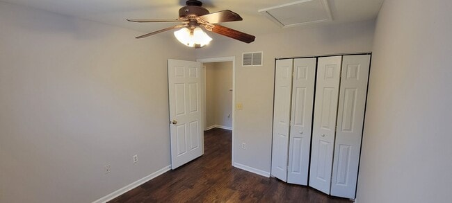 Building Photo - Beautiful 3 bedroom 2.5 bathroom END Unit ...
