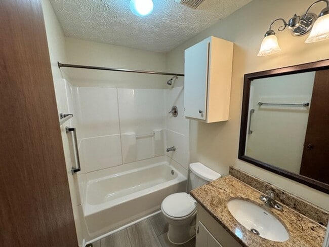 Building Photo - 105 N Lake Dr