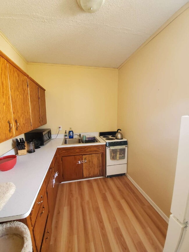 Building Photo - Triplex Lower Unit - Available for Rent