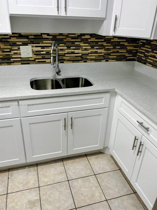 Building Photo - 7911 N Colony Cir