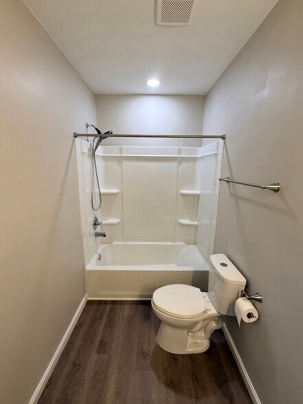 Building Photo - 737 Oak St