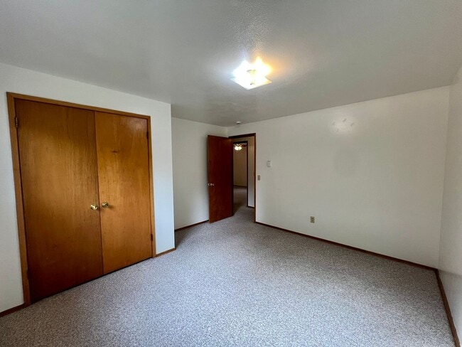 Building Photo - West Olympia Tri-Level Home