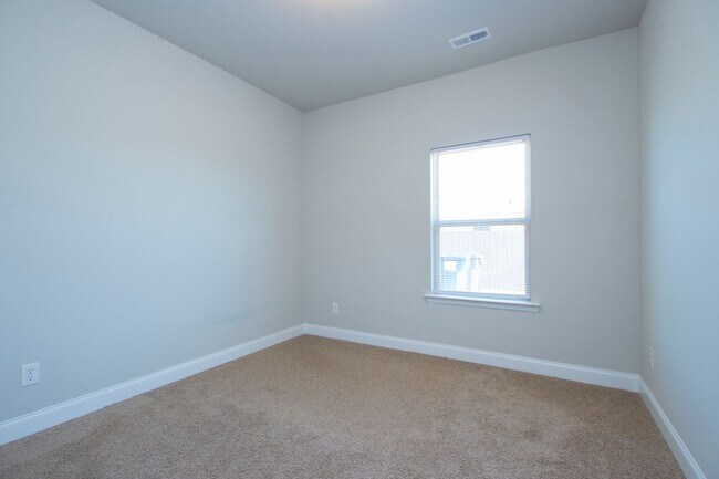 Building Photo - Move in special