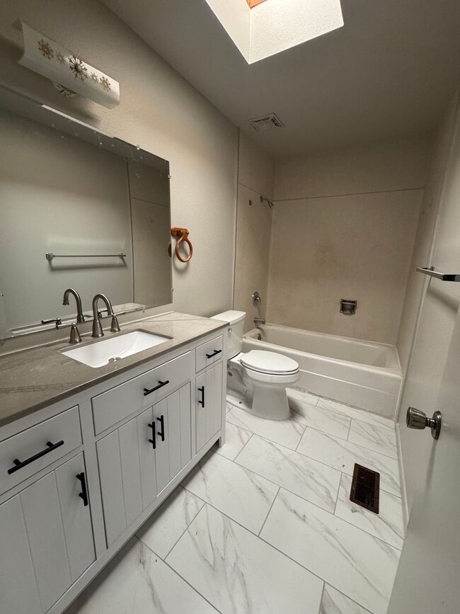 Building Photo - Beautiful Sandy duplex for rent!