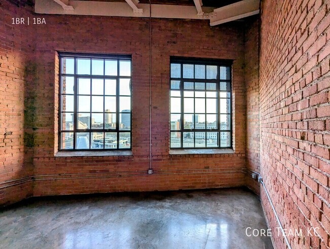 Building Photo - One bedroom loft on top floor! Great views