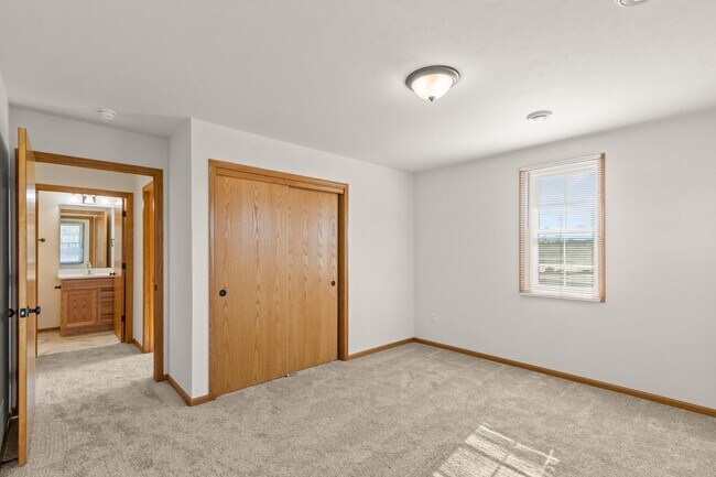 Building Photo - 544