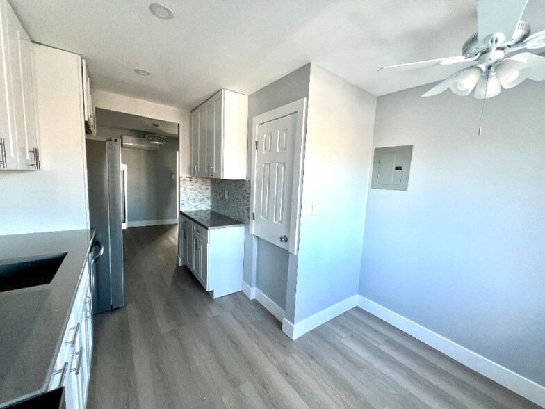 Building Photo - 61-60 69th Ln