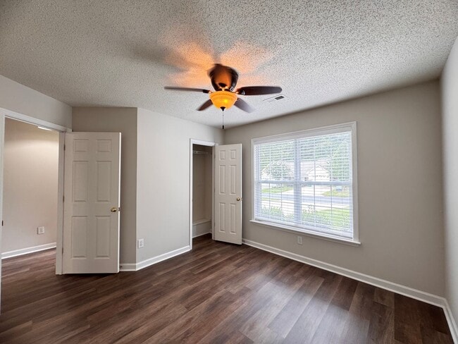 Building Photo - 2BR 2BA One Level Townhome with Garage