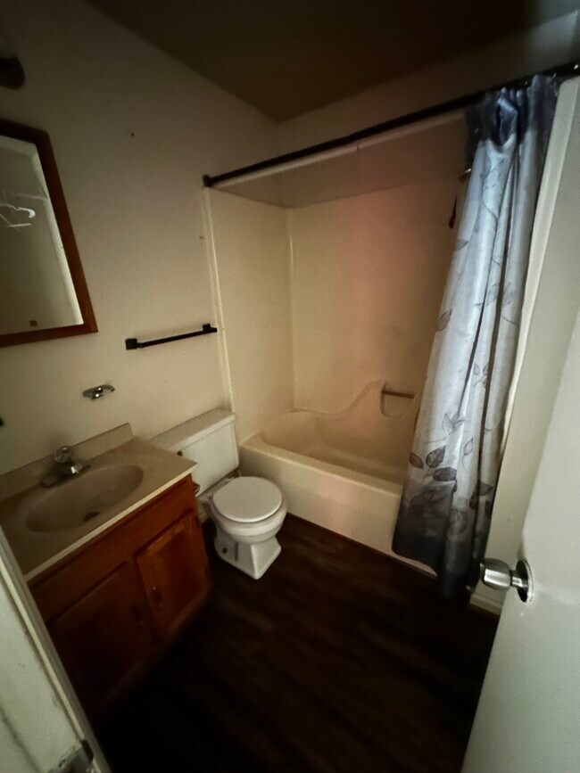 Building Photo - 930 Banks Rd