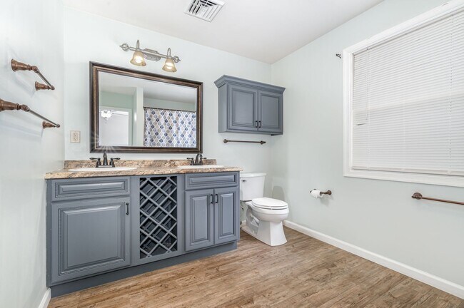 Building Photo - Spacious 3 bedroom Split level