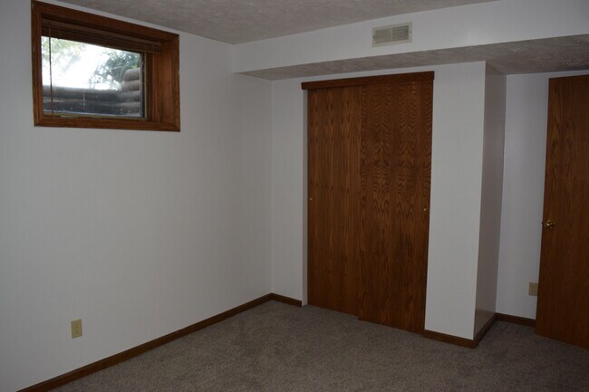Building Photo - 2210 Skyline Dr