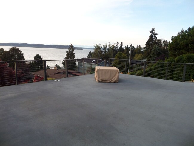 Building Photo - STUNNING VIEWS!! Amazing 4-Bedroom Home w/...