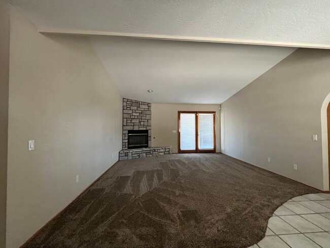 Building Photo - Beautiful 3 bedroom 2 bathroom home in Apple Valley Available now!!