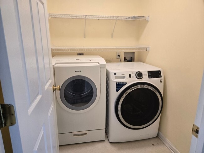 Building Photo - 3 Bed, 2.5 Bath Single Family Home in Mart...