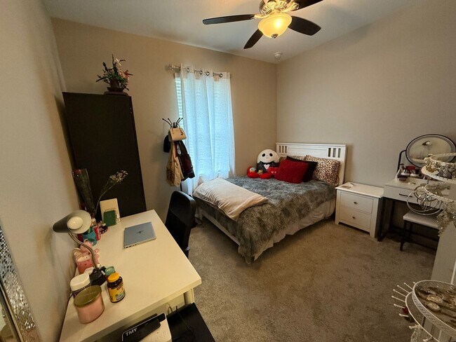 Building Photo - 4/3 Clermont Spacious Home