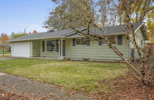 Building Photo - 2594 Hummingbird St NE