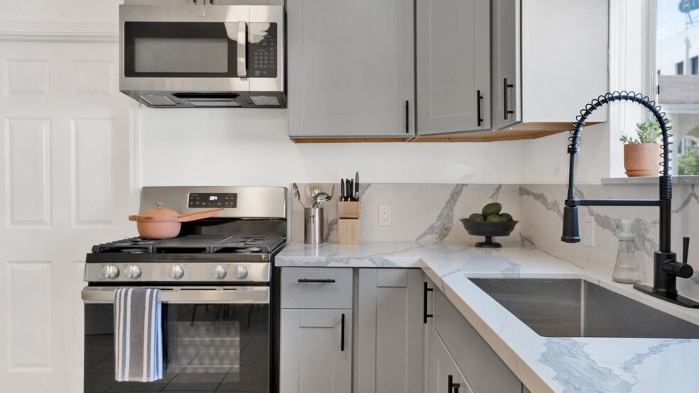 Building Photo - 724 Gramercy Dr