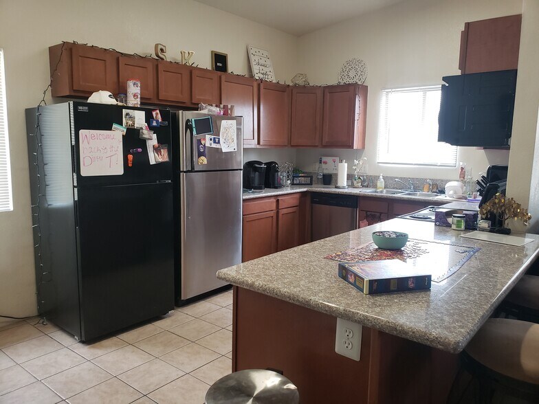 Kitchen - 1402 E Lee St