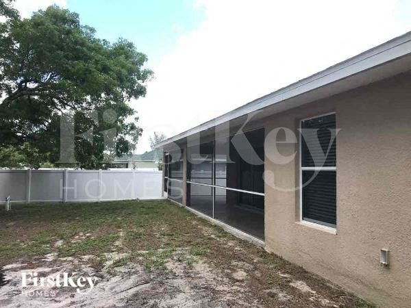 Building Photo - 1002 NE 33rd Ln