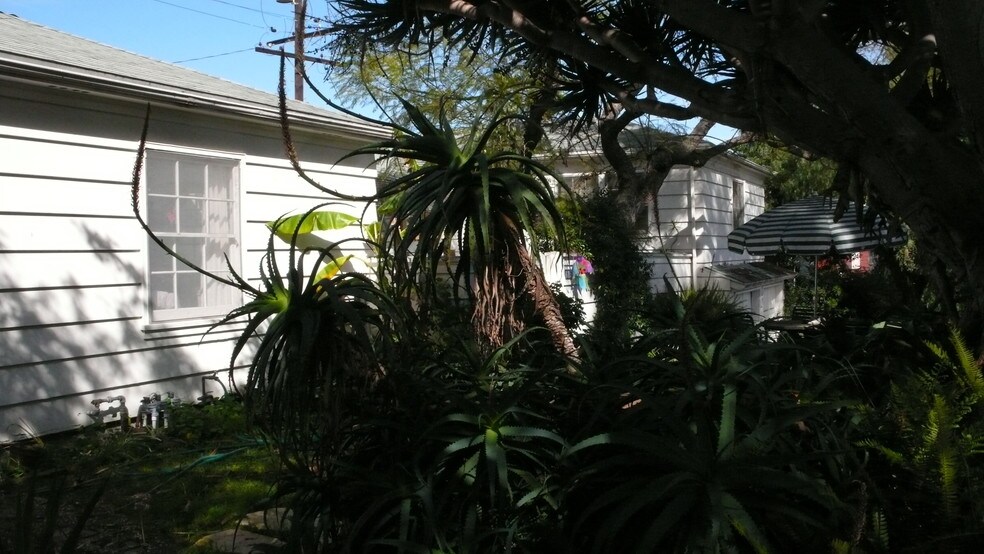 Side view - 615 Pico Pl S