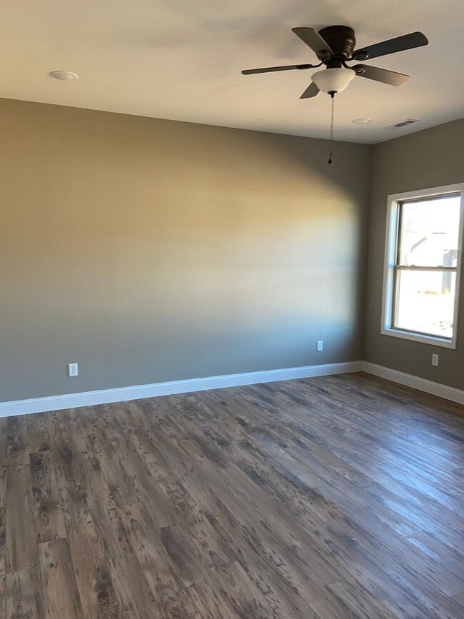 Building Photo - 307 Deerfield Dr