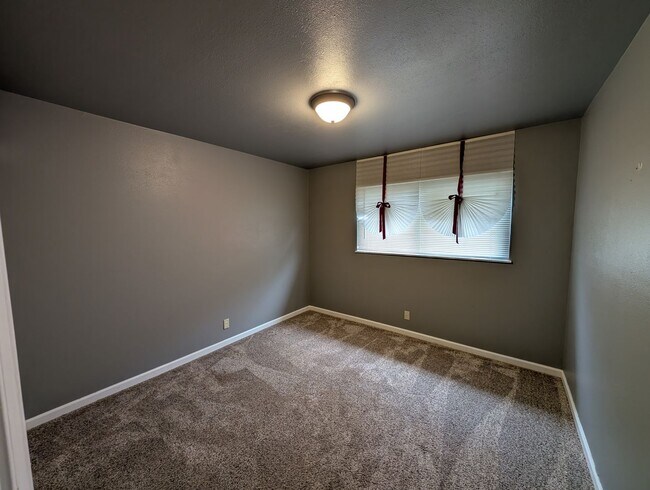 Building Photo - Single Family Home Near Shopping and Schools