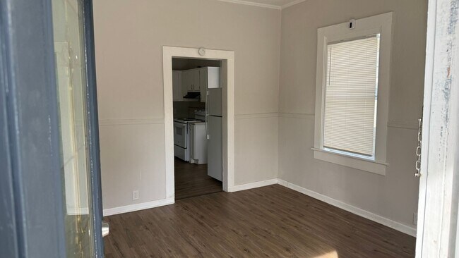 Building Photo - MOVE IN SPECIAL: $650 OFF 1ST MONTH'S RENT!**