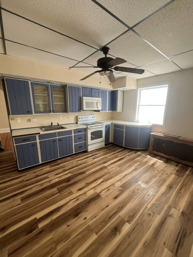 Building Photo - 3 bedroom 1 bathroom