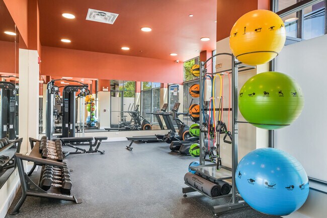 Building Photo - 3924 N Lincoln Ave