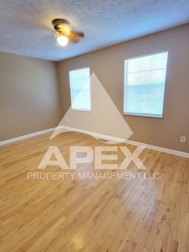 Building Photo - 3 Bed/ 2.5 Ba home w/Hardwood floors, Fire...