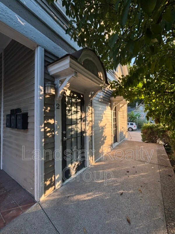 Building Photo - 2127 Grinstead Dr