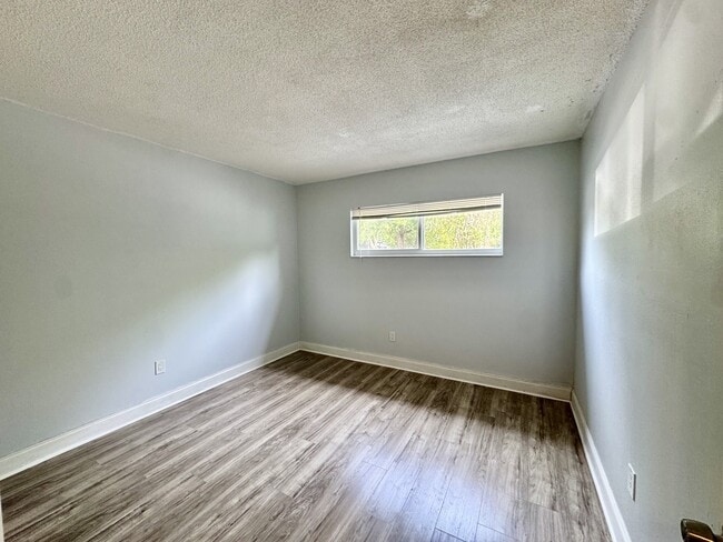 Building Photo - 825 N Primrose Dr