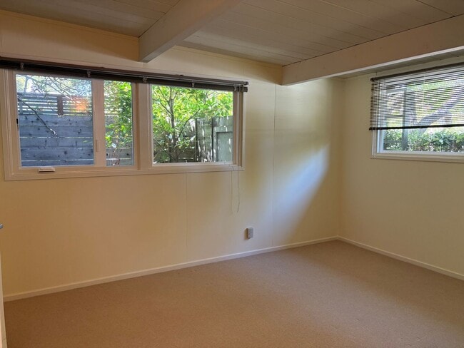 Building Photo - Lovingly Maintained 3 Bed, 2 Bath Home in the Circles