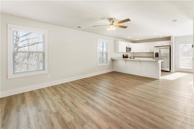 Building Photo - 3 bedroom/2.5 bath Like New in Forsyth Cou...